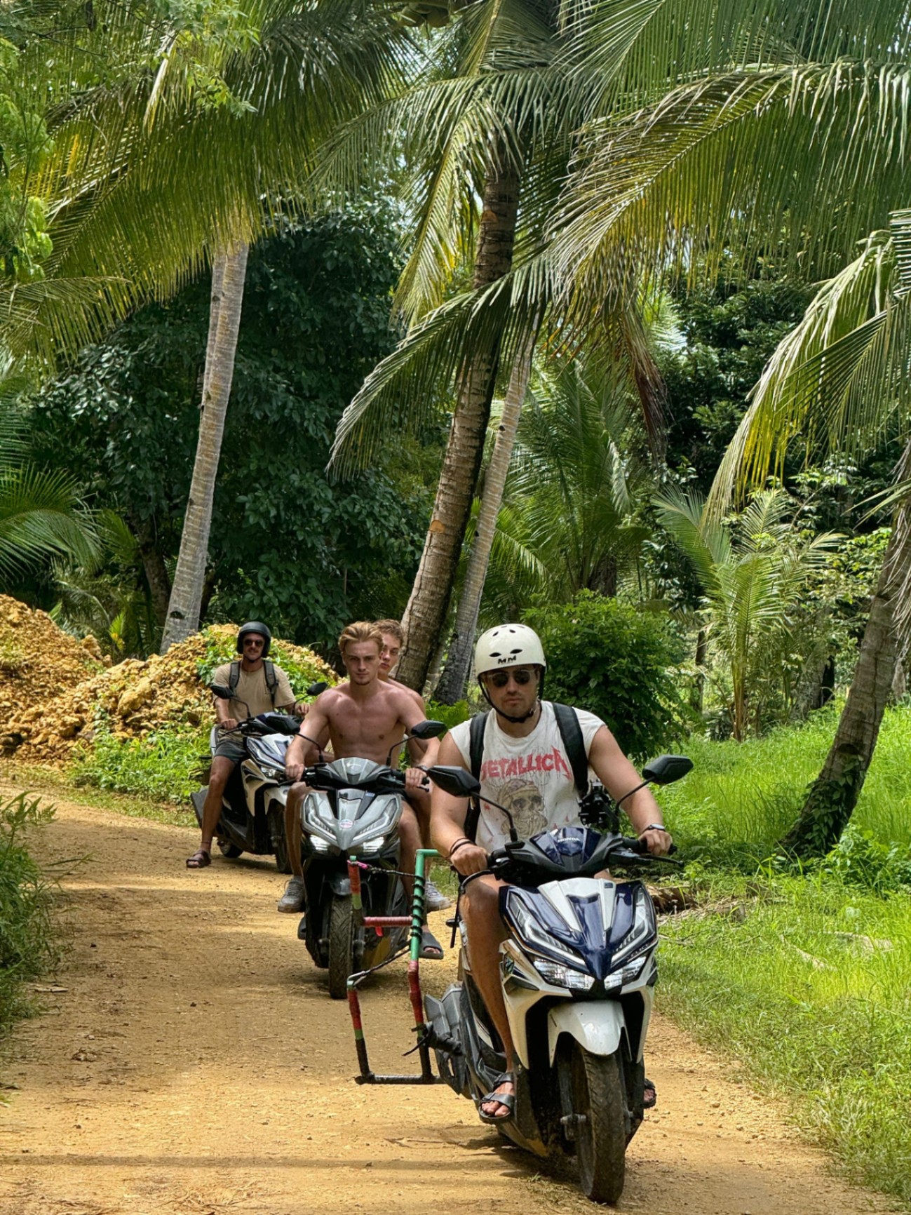 Dirt track convoy with a surfboard, Juan & Lonely